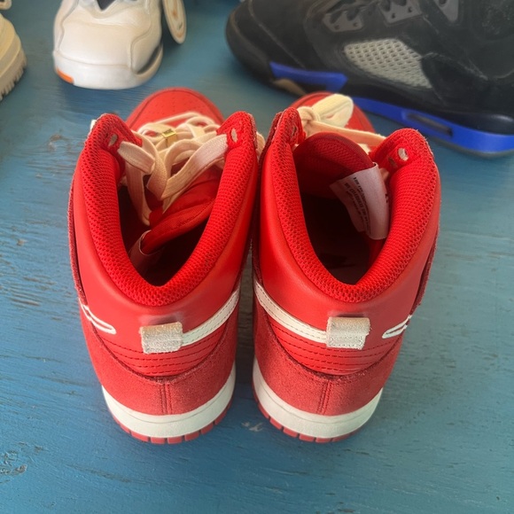 Nike Kids Red and White High-Top Sneakers Nike Dunk High - Picture 4 of 7